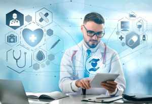 רופא עם טאבלט לרפואה מרחוק